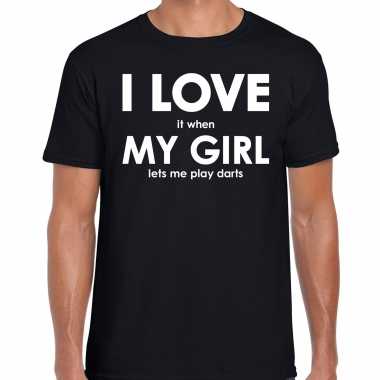 Cadeau t-shirt darter i love it when my girl lets me play darts zwart voor heren