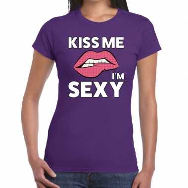 Kiss me i am sexy paars fun-t shirt voor dames