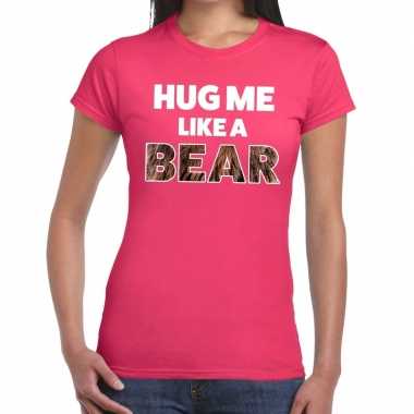 Roze hug me like a bear fun t-shirt voor dames