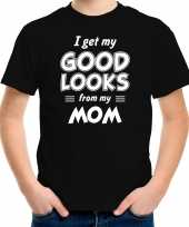 I get my good looks from my mom kado shirt zwart voor kleuter kinderen
