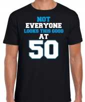 Not everyone looks this good at 50 t-shirt 50 jaar verjaardag shirt zwart voor heren