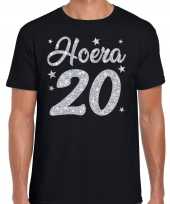 Zwart hoera 20 jaar verjaardag jubileum t-shirt voor heren met zilveren glitter bedrukking